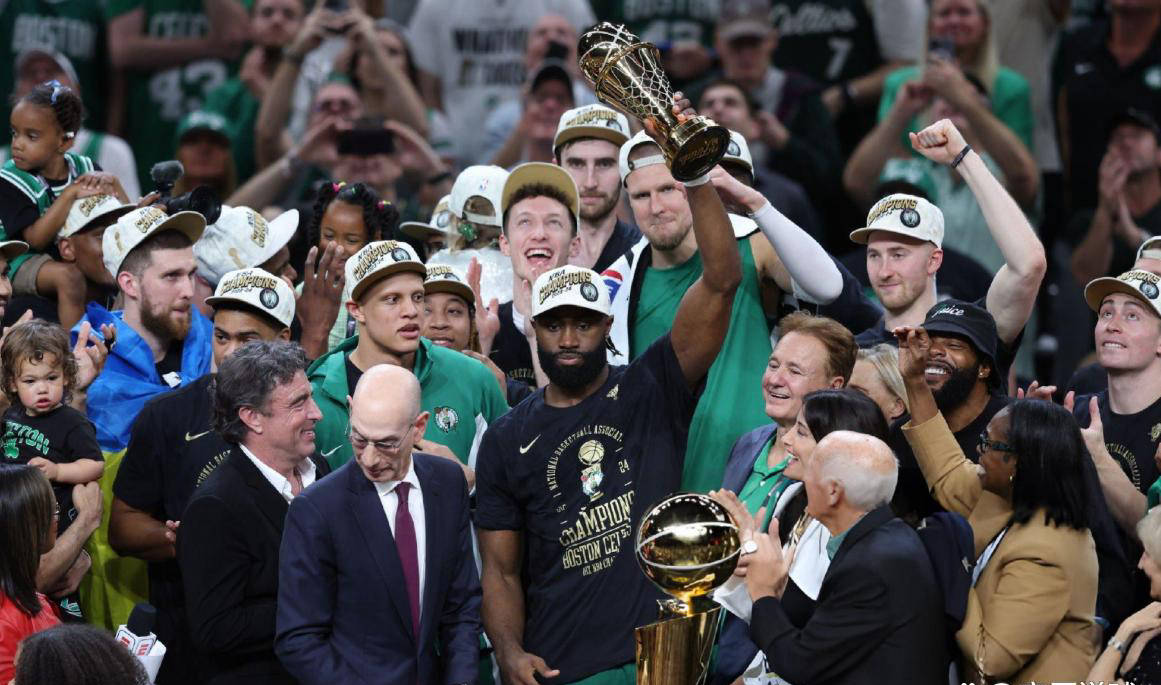 NBA东部球员排名公布,字母哥居首,杰伦-布朗第八