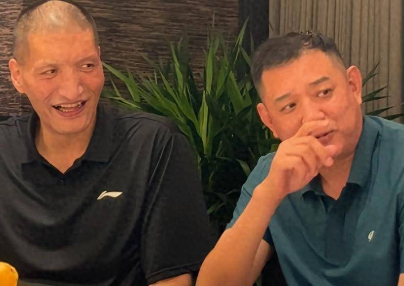 巴特尔与巩晓彬聚会喝酒,手握NBA总冠军戒指,现在却烟不离手