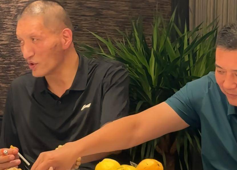 巴特尔与巩晓彬聚会喝酒,手握NBA总冠军戒指,现在却烟不离手