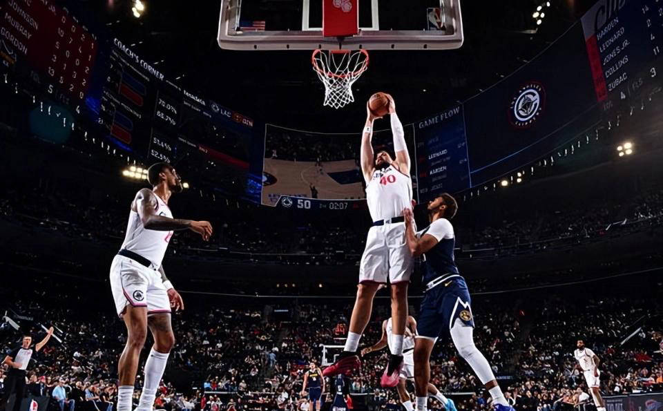 内线支柱祖巴茨,22分钟内高效贡献两双数据!