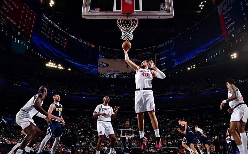 内线支柱祖巴茨,22分钟内高效贡献两双数据!