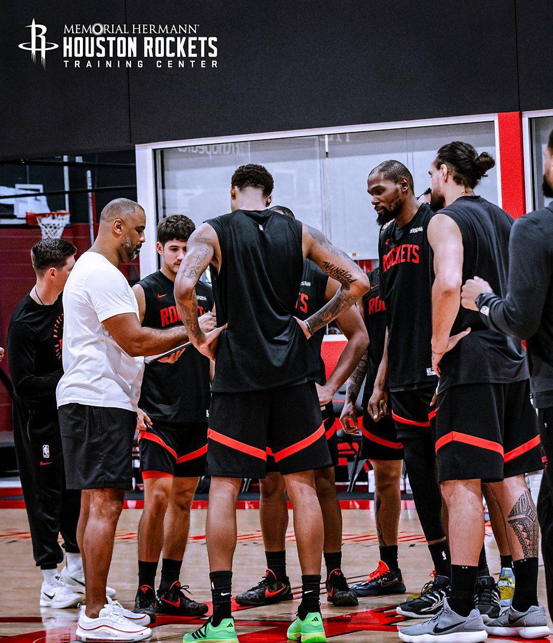 火箭训练氛围紧张!申京隔扣亚当斯,史密斯迎战两人暴扣