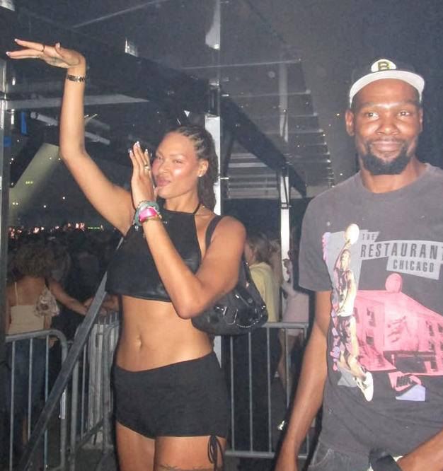 火箭训练赛场激烈对抗,申京隔扣亚当斯,小史密斯暴扣两人