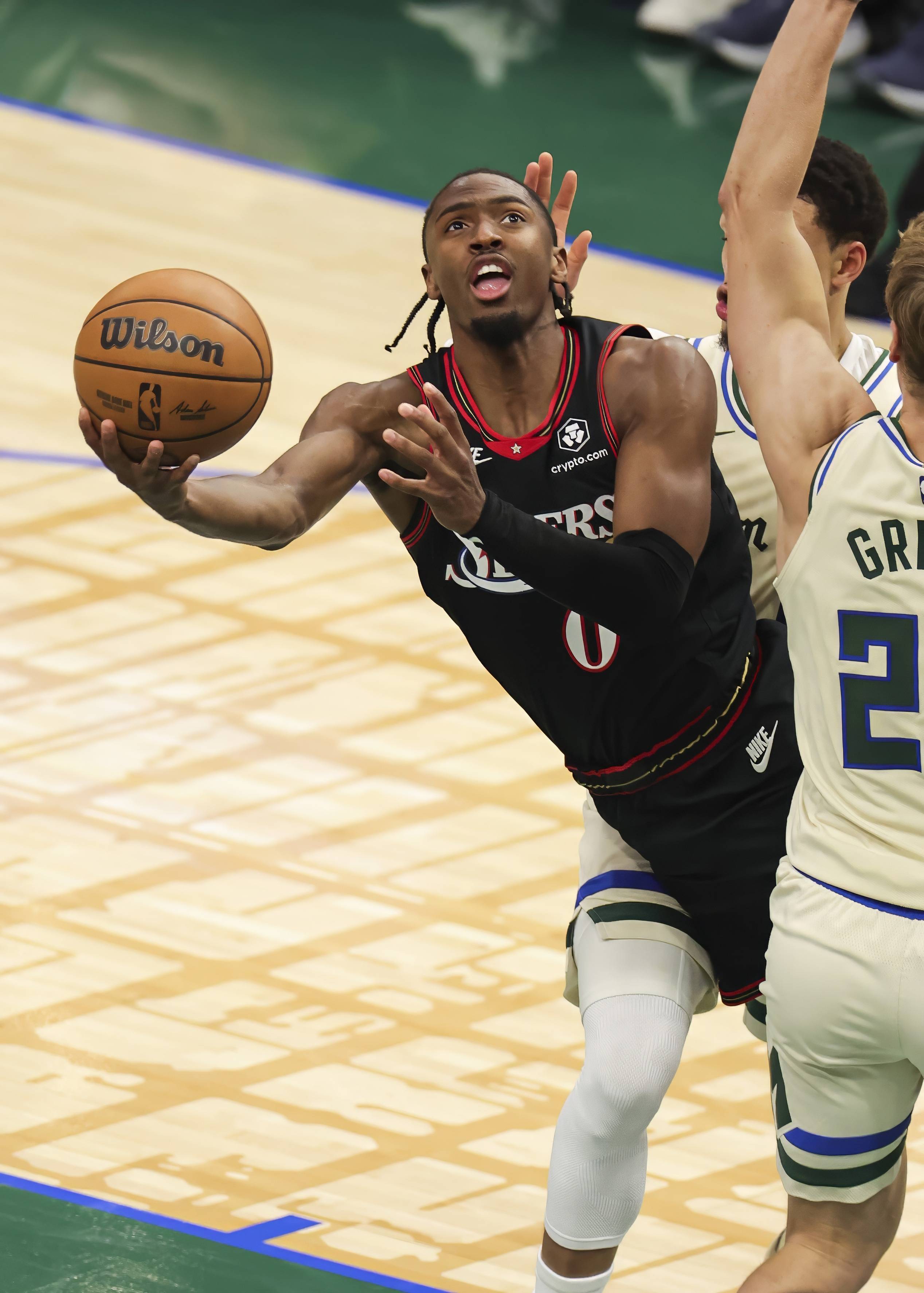 （体育）篮球——NBA常规赛：76人胜雄鹿