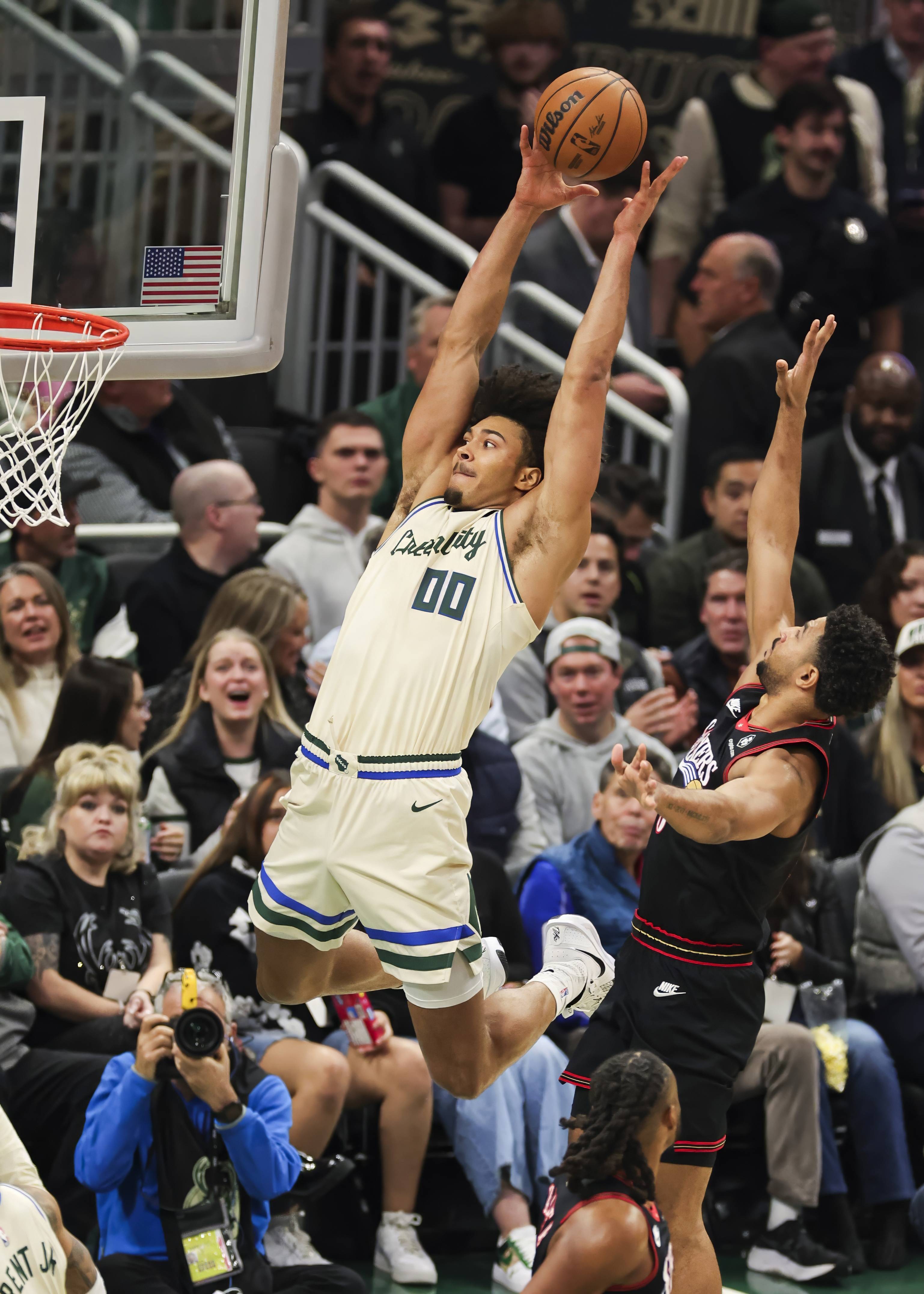 （体育）篮球——NBA常规赛：76人胜雄鹿