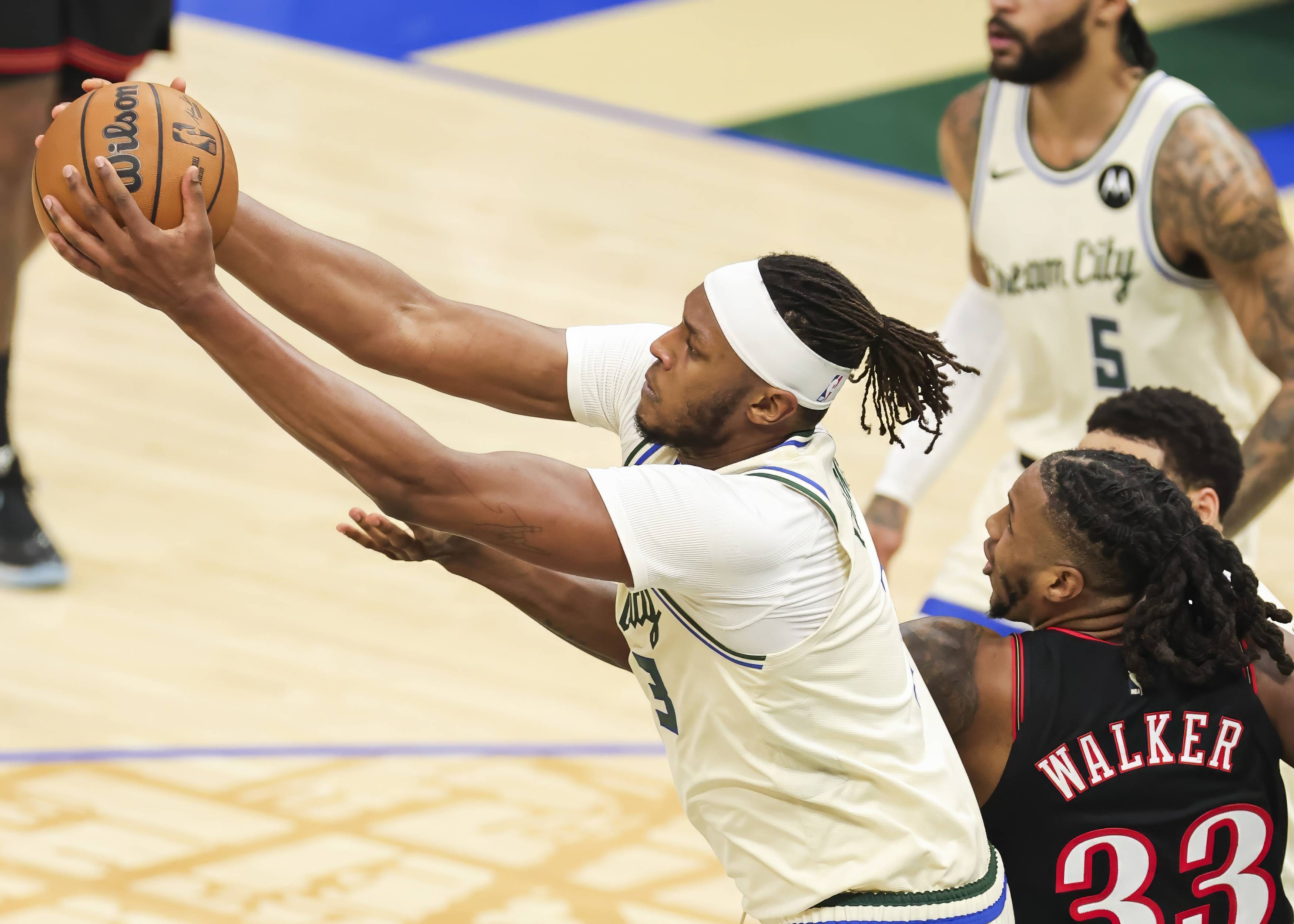 （体育）篮球——NBA常规赛：76人胜雄鹿