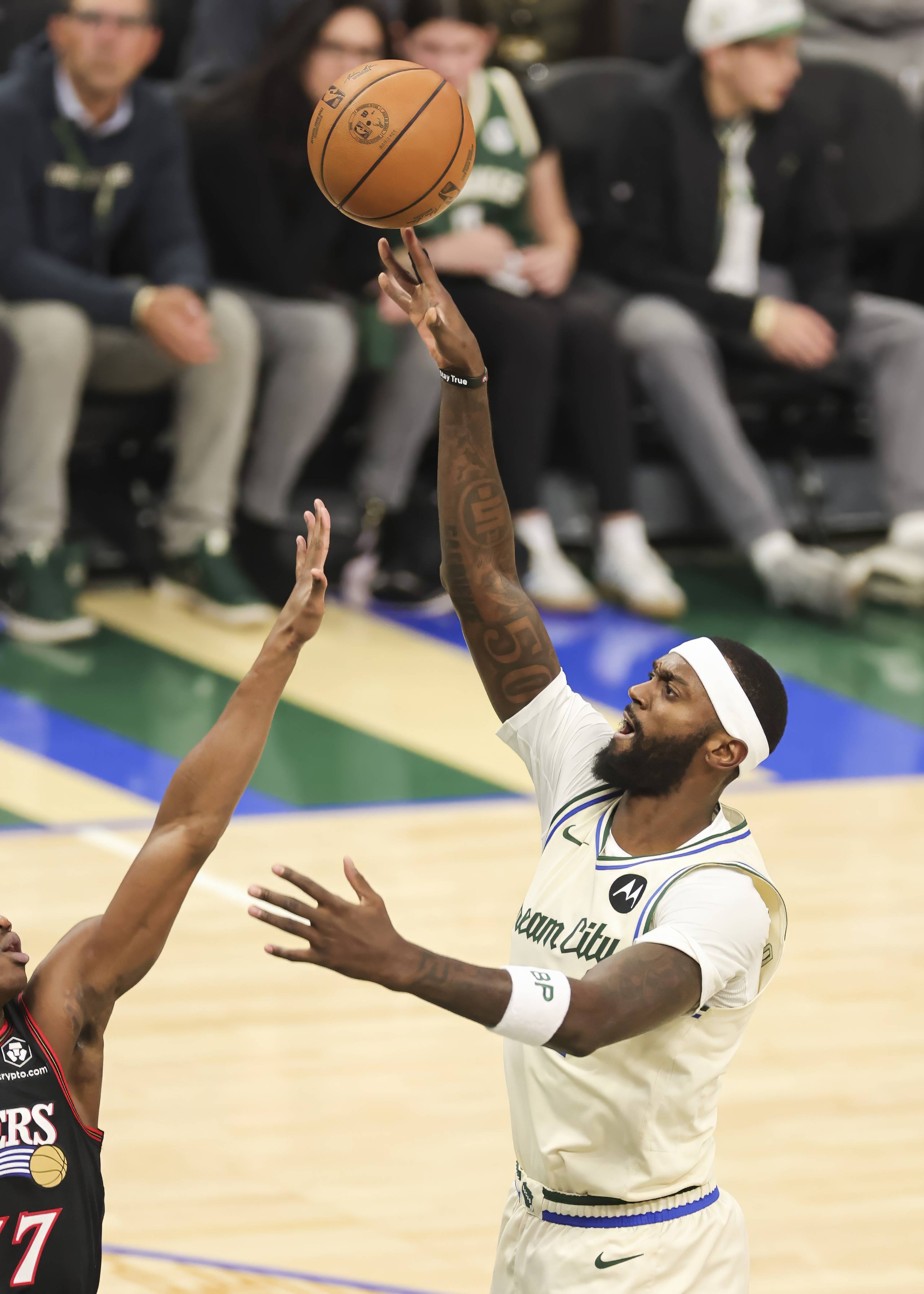 （体育）篮球——NBA常规赛：76人胜雄鹿
