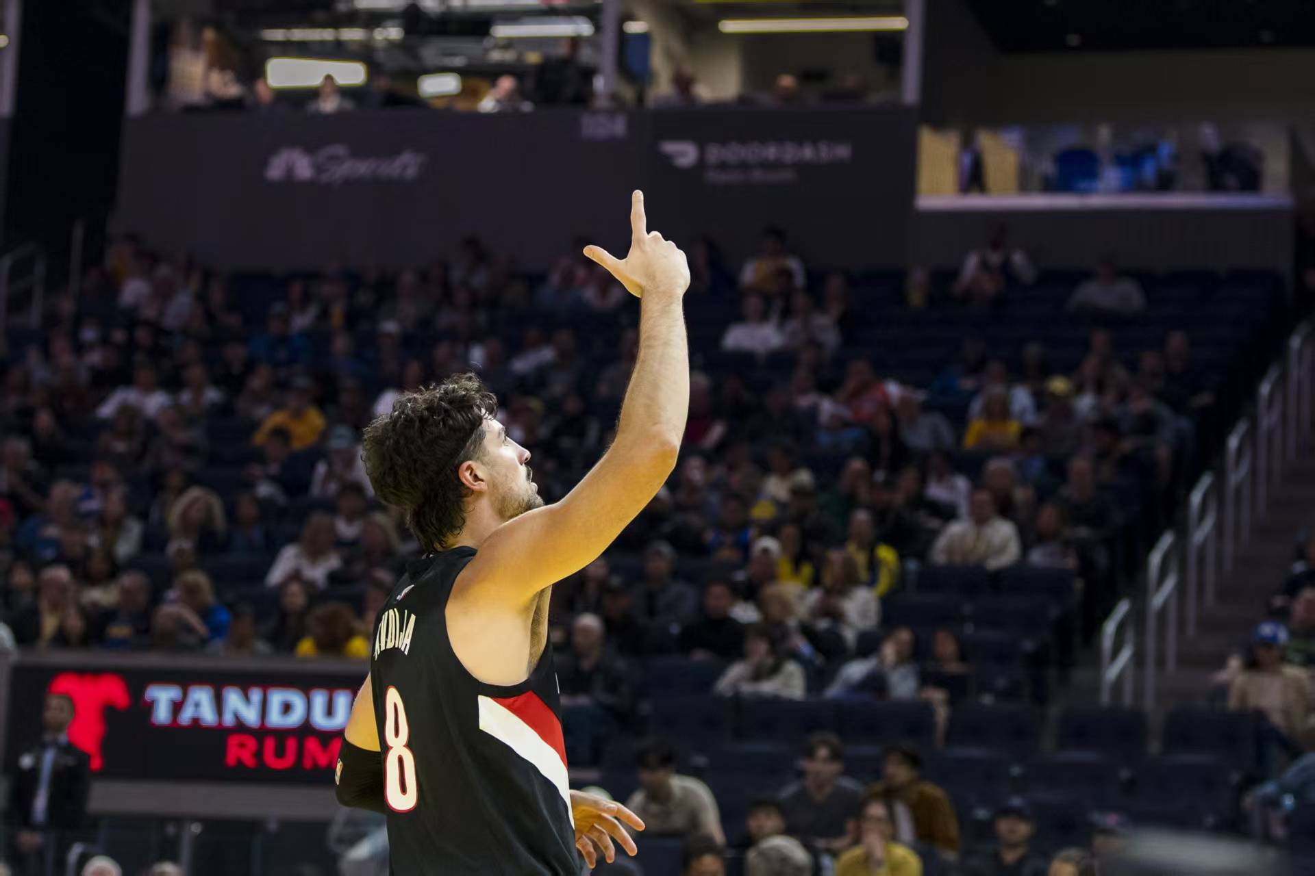 NBA动态:詹姆斯复出框定,火箭有意莫兰特?雷霆开拓者吹罚误判