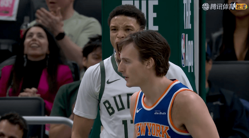 雄鹿大胜！字母哥37+8+7，赛后字母哥走过去，一把抱住布伦森
